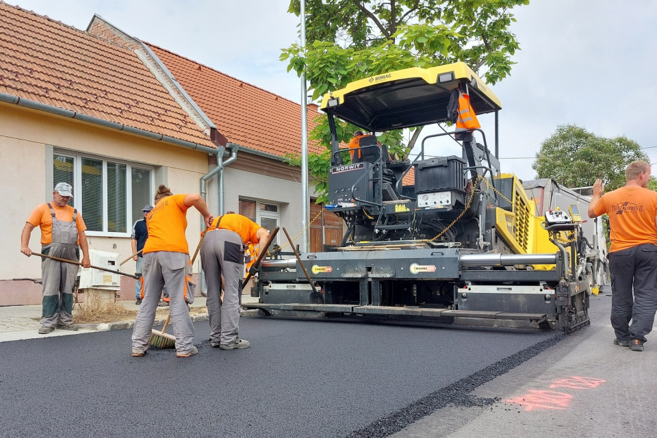 Cesta dostáva nový povrch. l Zdroj: Mesto Hlohovec