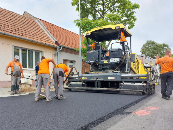 Cesta dostáva nový povrch. l Zdroj: Mesto Hlohovec