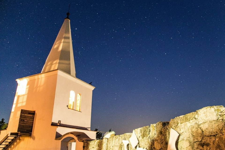 Kostol v Kočíne-Lančári pod hviezdnou oblohou. l Zdroj: obec
