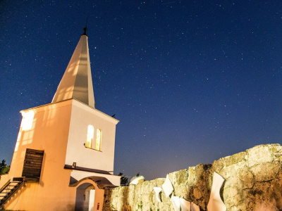 Kostol v Kočíne-Lančári pod hviezdnou oblohou. l Zdroj: obec
