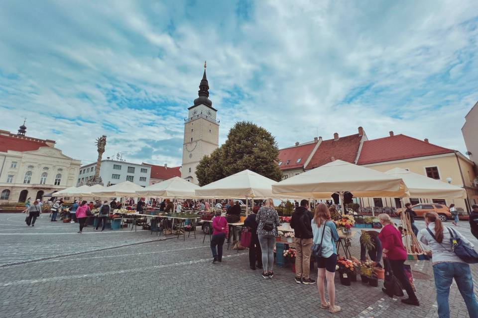Prvý trh po rokoch na Trojičnom námestí. | Foto: red.