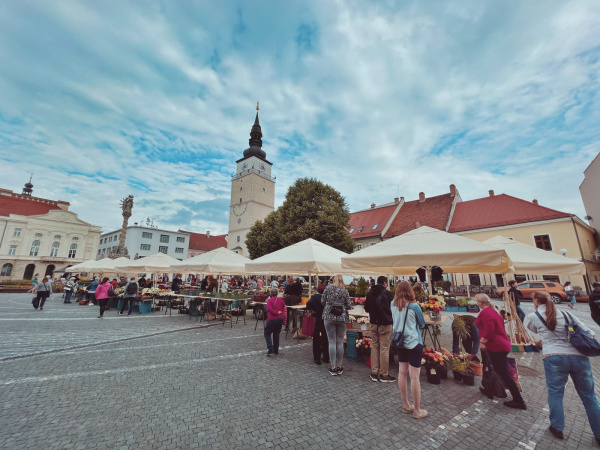 Prvý trh po rokoch na Trojičnom námestí. | Foto: red.