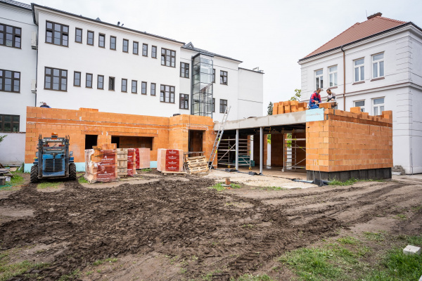Výstavba letnej čitárne l Zdroj: Knižnica Juraja Fándlyho v Trnave: