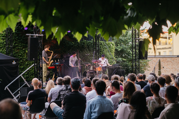 Portico Quartet na Nádvorí 15. júna 2022. | Foto: Daniel Banič