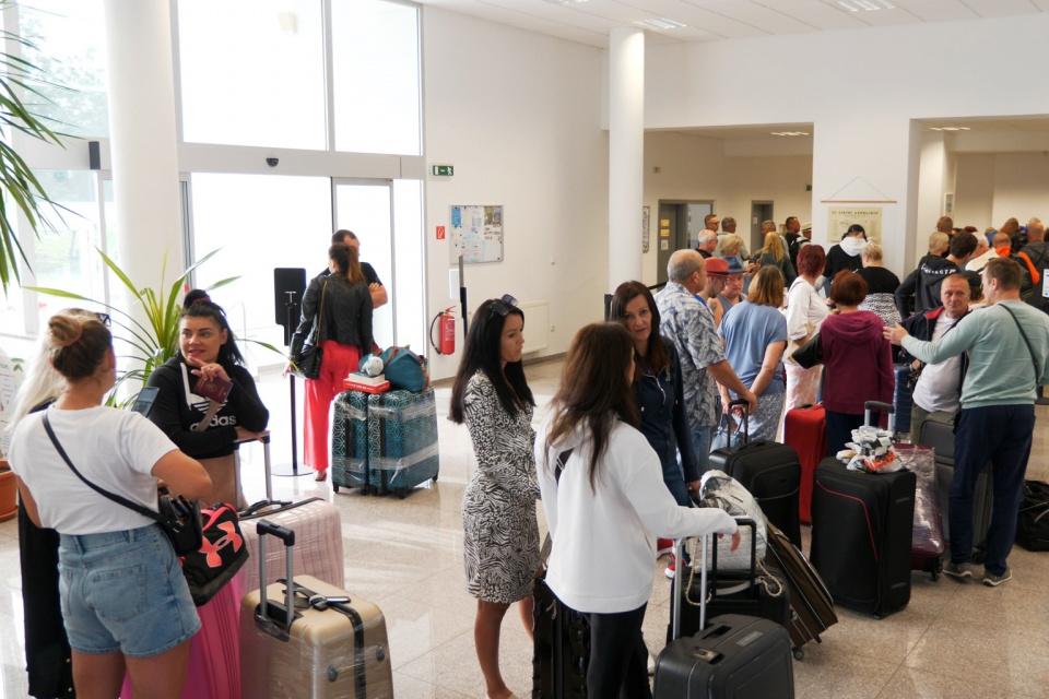 Cestujúci čakajúci na svoj let do Turecka. l Zdroj: TTSK