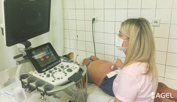 Ultrazvukové vyšetrenie, na snímke MUDr. S. Rusnáková. | Zdroj: AGEL