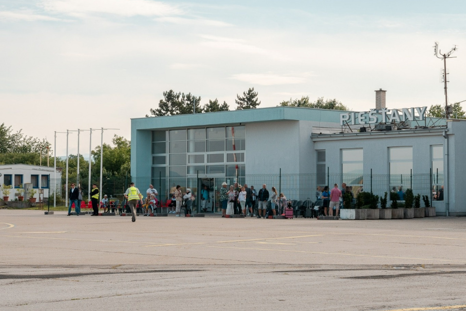 Prvé tohtoročné dovolenkové lietadlo už opustilo Piešťany. l Zdroj: TTSK