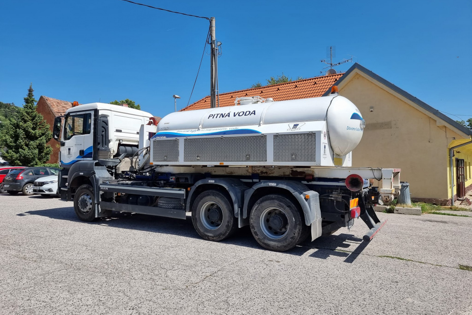 Cisterna s pitnou vodou pri dome kultúry | Foto: Smolenice, Facebook