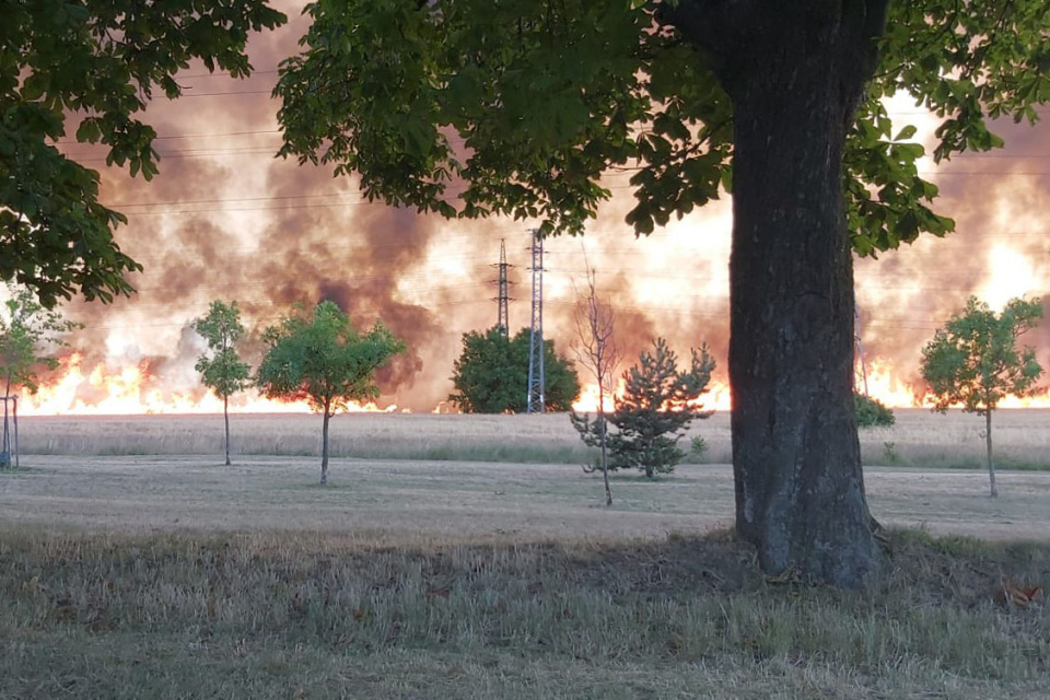 Požiar na Prednádraží v Trnave zachytený na snímke po príjazde hasičov. | Zdroj: Zoltán Takács, HaZZ