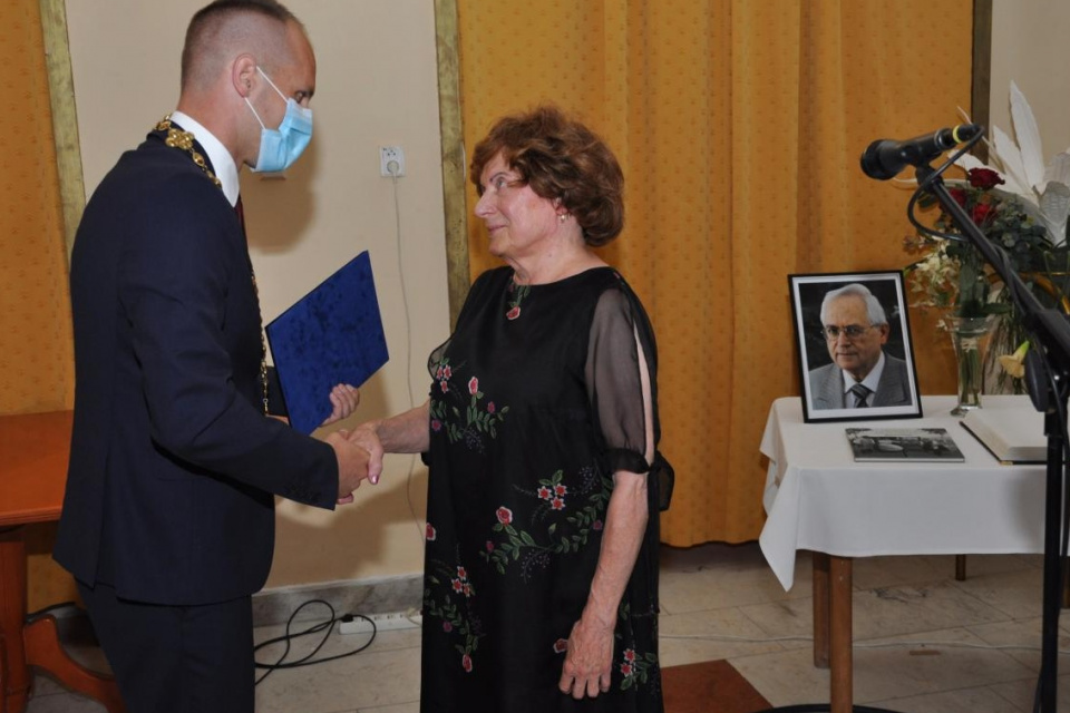 Vdova po Kornelovi Duffekovi si preberá list o udelení čestného občianstva s rúk primátora | Foto: Eva Drobná