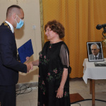 Vdova po Kornelovi Duffekovi si preberá list o udelení čestného občianstva s rúk primátora | Foto: Eva Drobná