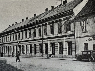Na snímke budova poštového a telegrafného úradu v Trnave, na Radlinského ulici. | Zdroj: kniha Trnava 1238-1938