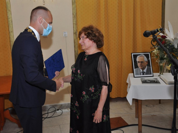 Vdova po Kornelovi Duffekovi si preberá list o udelení čestného občianstva s rúk primátora | Foto: Eva Drobná
