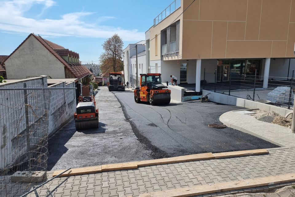Pokládka asfaltu pred domom seniorov v Smoleniciach