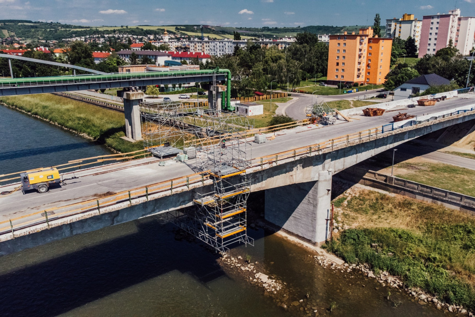 Most v Hlohovci intenzívne opravujú. Tento týždeň zverejnili termín otvorenia pre peších. | Foto: Oliver Kuca a tím, Fb Hlohovec