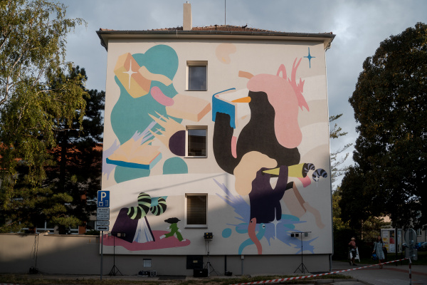 Budovu Záhorskej knižnice v Senici zdobí maľba (mural). | Foto: TTSK