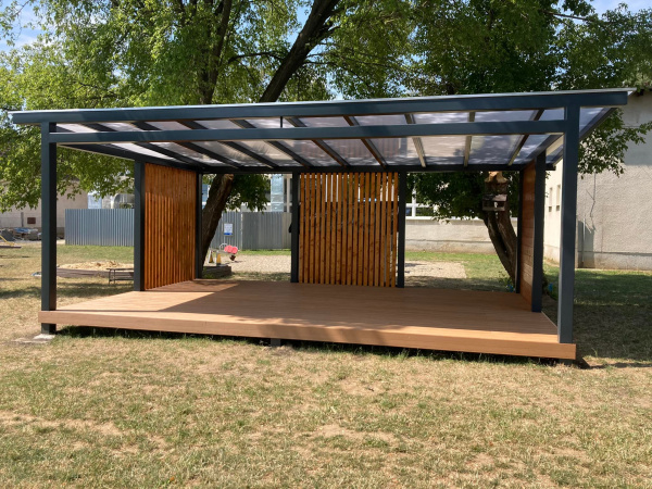Outdoorový prístrešok v Hlohoveckej škole