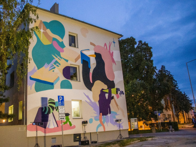 Knižnicu zdobí mural. l Zdroj: Mesto Senica