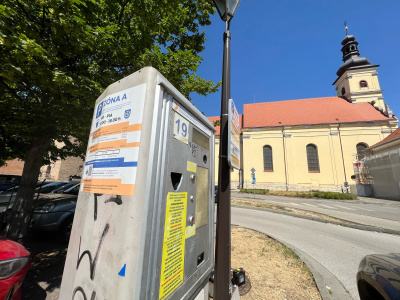 Starý za nový. Dočasne je pôvodný parkomat aj na parkovisku pri Bernolákovej bráne v Trnave. | Foto: red.