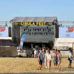 Cibula Fest v piatok (22. 7. 2022). Po horúcom dni sa areál letiska v Holíči začal rýchlo napĺnať návštevníkmi. | Foto: Trnavské rádio