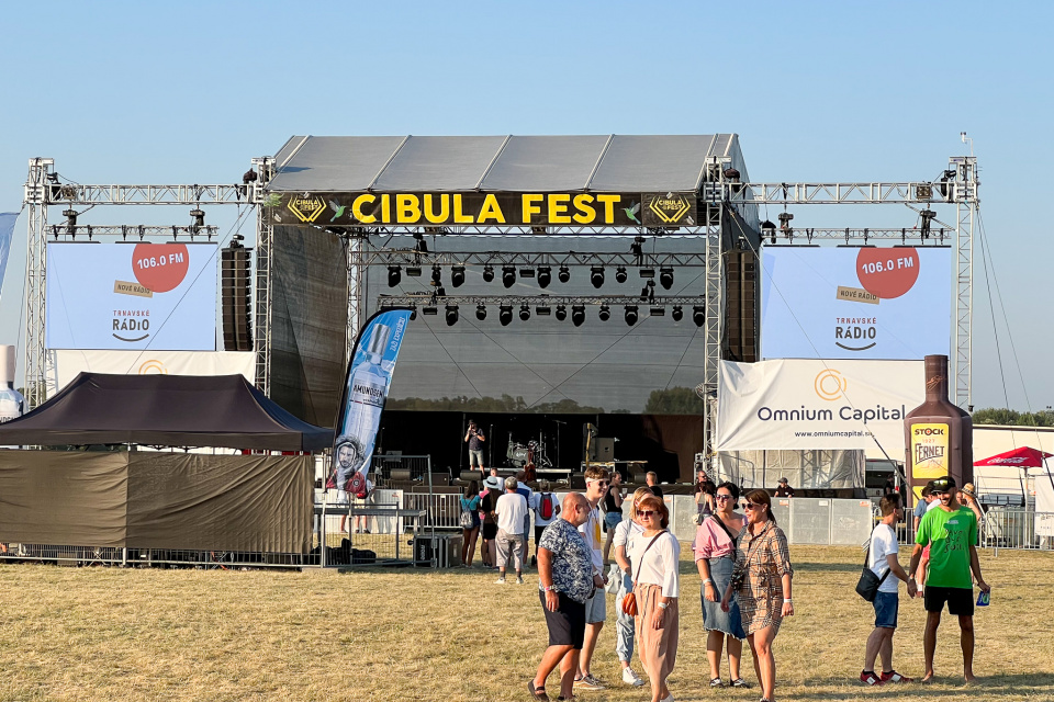 Cibula Fest v piatok (22. 7. 2022). Po horúcom dni sa areál letiska v Holíči začal rýchlo napĺnať návštevníkmi. | Foto: Trnavské rádio