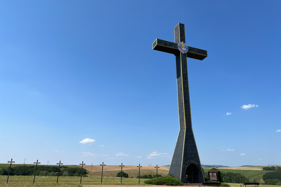 Neďaleká zaujímavosť - 27 metrov vysoký Miléniový kríž. | Foto: Trnavské rádio