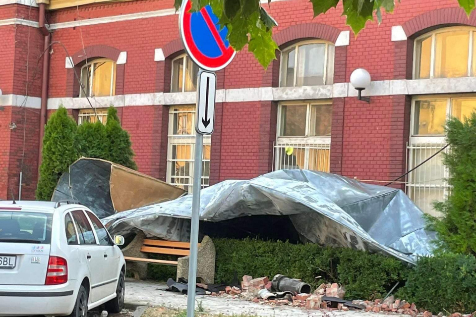 Stanica Leopoldov skončila bez strechy, cesta pod vodou | Foto: DHZ Leopoldov