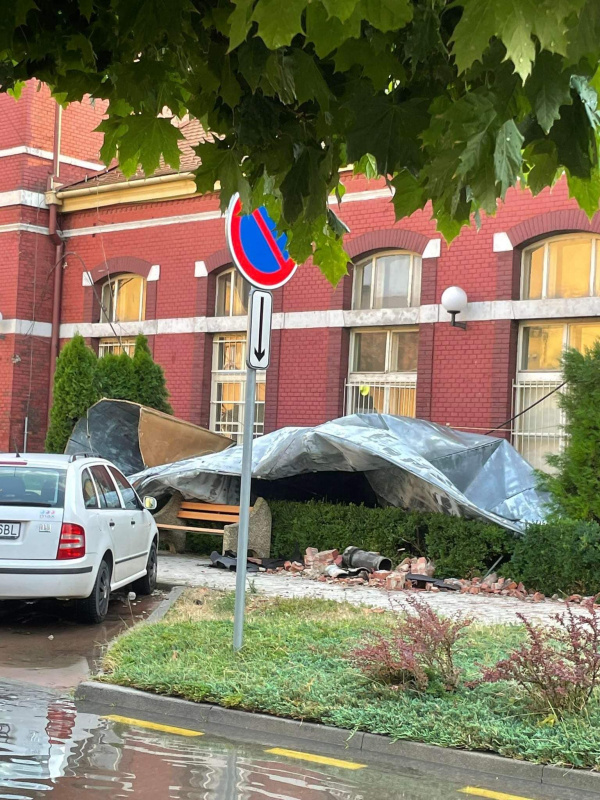Stanica Leopoldov skončila bez strechy, cesta pod vodou | Foto: DHZ Leopoldov