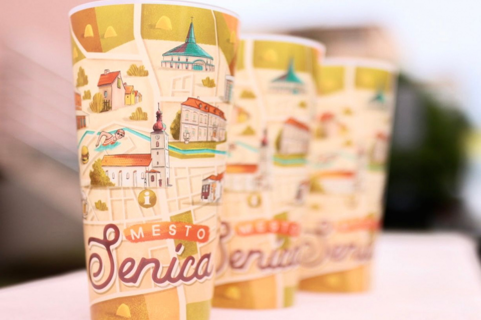 Vrátne poháre s grafikou mesta Senica l Foto: Mesto Senica
