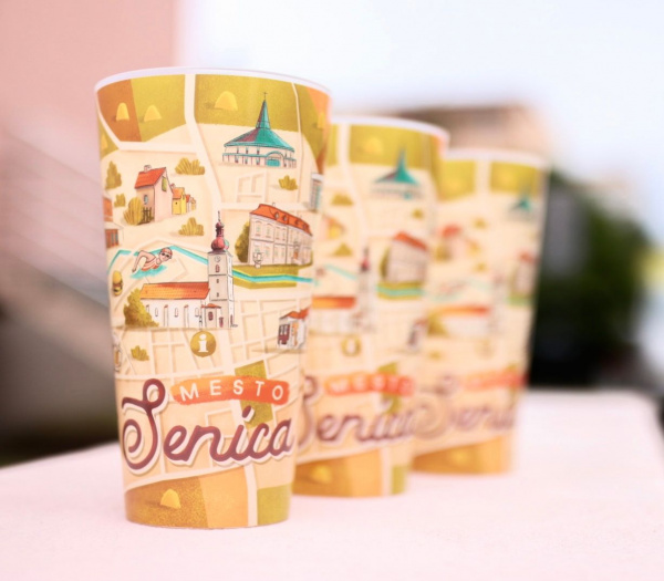 Vrátne poháre s grafikou mesta Senica l Foto: Mesto Senica