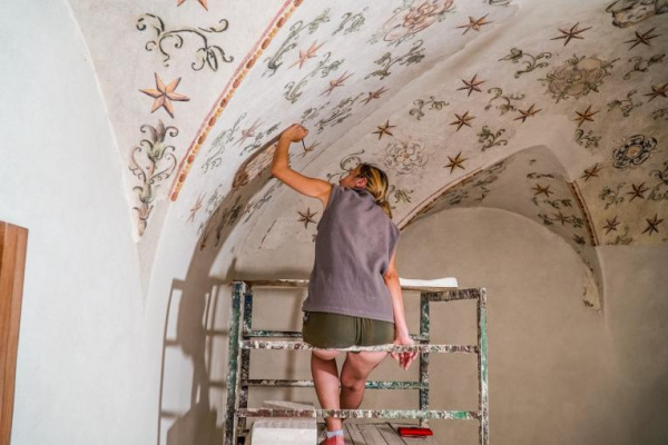Obnova nástenných malieb v meštianskom dome v Skalici
