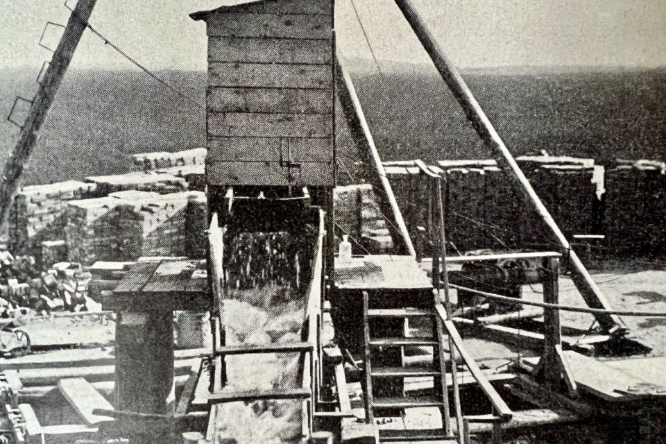 Skúšobné čerpanie vody zo studne mestského vodovodu okolo roku 1937. | Zdroj:  Publikácia Trnava 1238 - 1938 