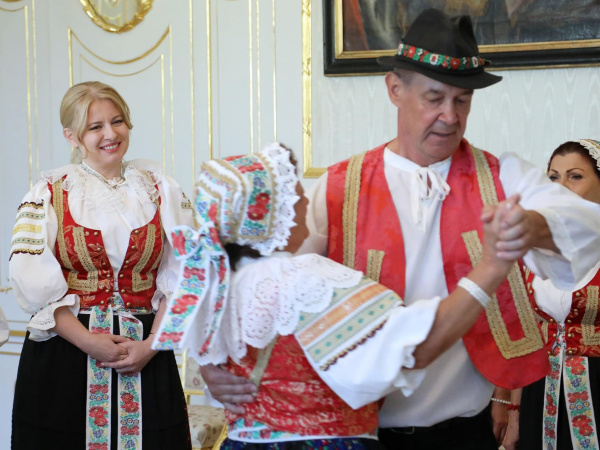 Peznksí folkloristi v paláci. l Zdroj: FB ZČ