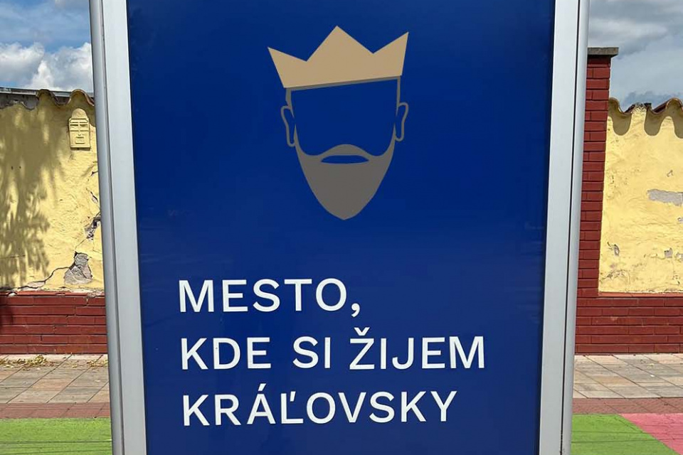 Fotomontáž s použitím prvkov vizuálnej identity Mesta Trnava. | Zdroj: Fb Trnava pre každého