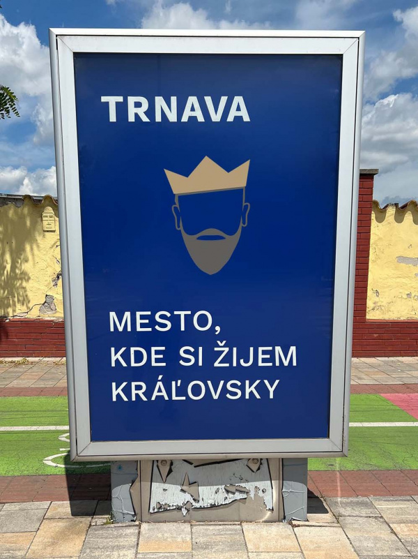 Fotomontáž s použitím prvkov vizuálnej identity Mesta Trnava. | Zdroj: Fb Trnava pre každého