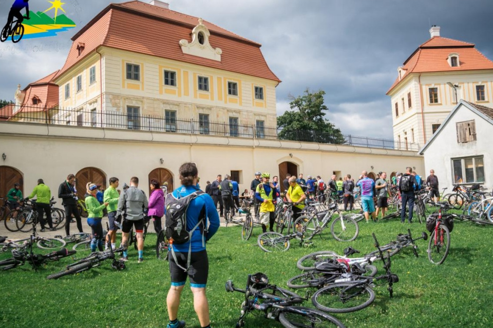 V minulom ročníku sa cyklisti zastavili v Chtelnici pri kaštieli. l Zdroj: holeska.sk