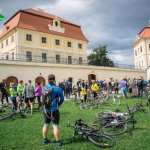 V minulom ročníku sa cyklisti zastavili v Chtelnici pri kaštieli. l Zdroj: holeska.sk