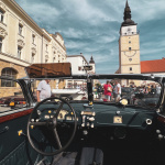 Historické vozidlá pod vežou. | Foto: Trnavské rádio