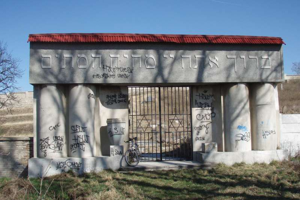 Brána cintorína v roku 2008 / Zdroj: kucera.sk