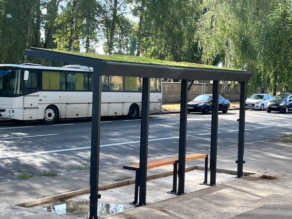 Pribúdajú zastávky so zelenou strechou / Zdroj: Mesto Senica