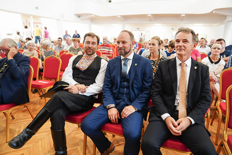 Jozef Viskupič s pánom starostom obce Hlboké Milošom Čobrdom a vice...