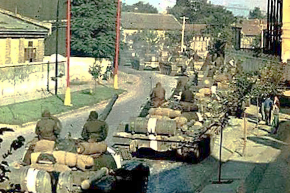 August 1968 na dnešnej Šrobárovej ulici, pred hlavnou budovou Cukrovaru.