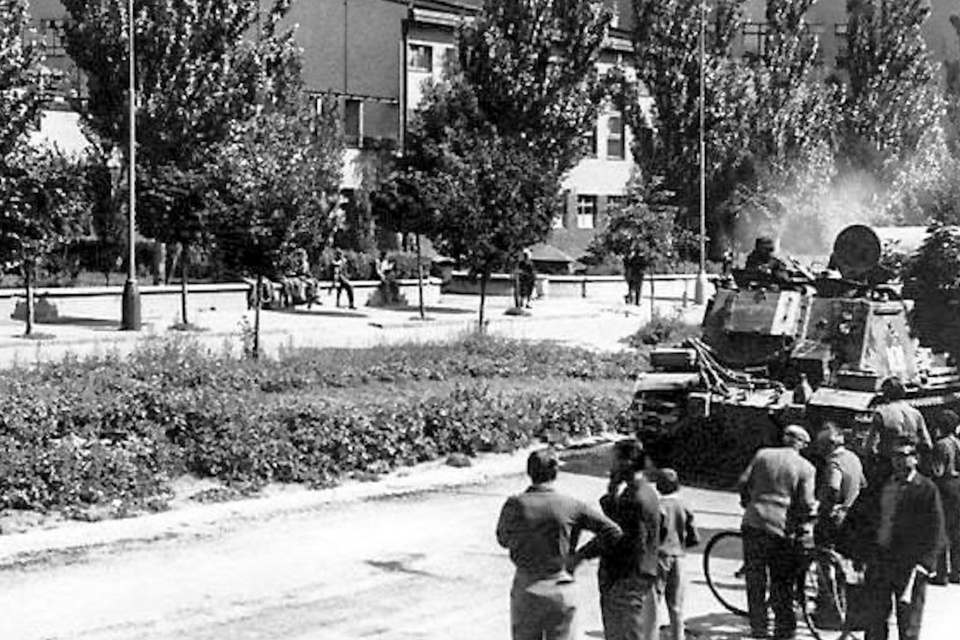 Tanky v auguste 1968 zachytené na snímke na (dnešnej) Študentskej ulici. 