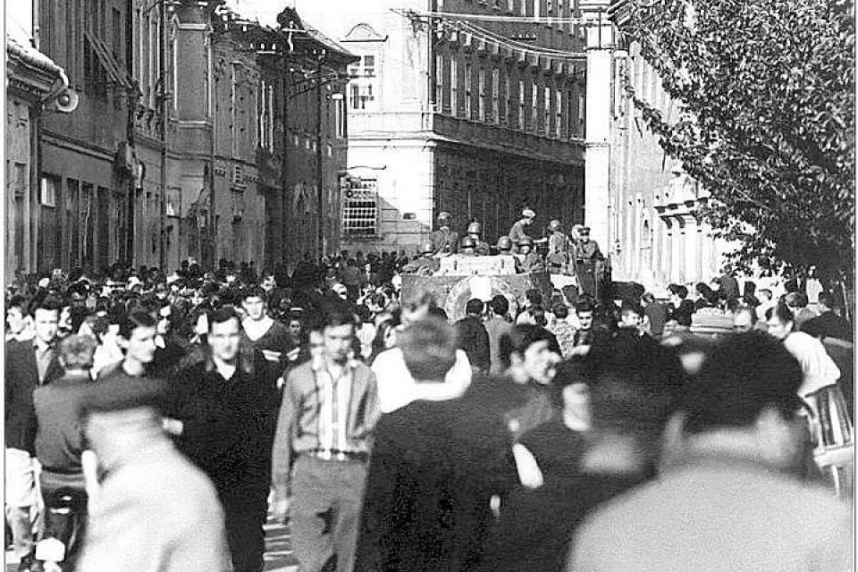 August 1968 na dnešnej Hviezdoslavovej ulici. Pohľad od Mestskej veže.