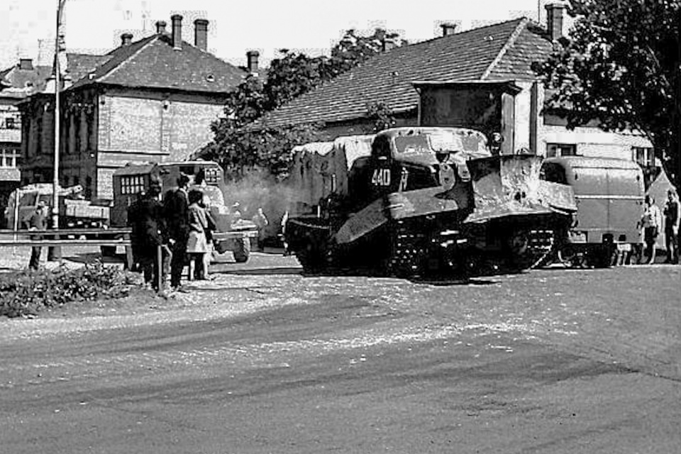 August 1968 na dnešnej križovatke Kollárova - Hospodárska ulica.