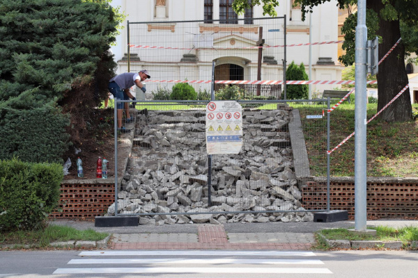 Zbúrané schodisko na Františkánskom námestí | Foto: Mes...