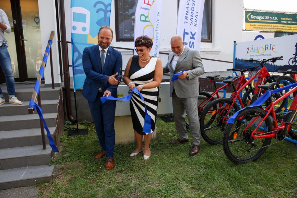 otvorenie pozicovne e-bikov v Smrdákoch | Foto: TTSK