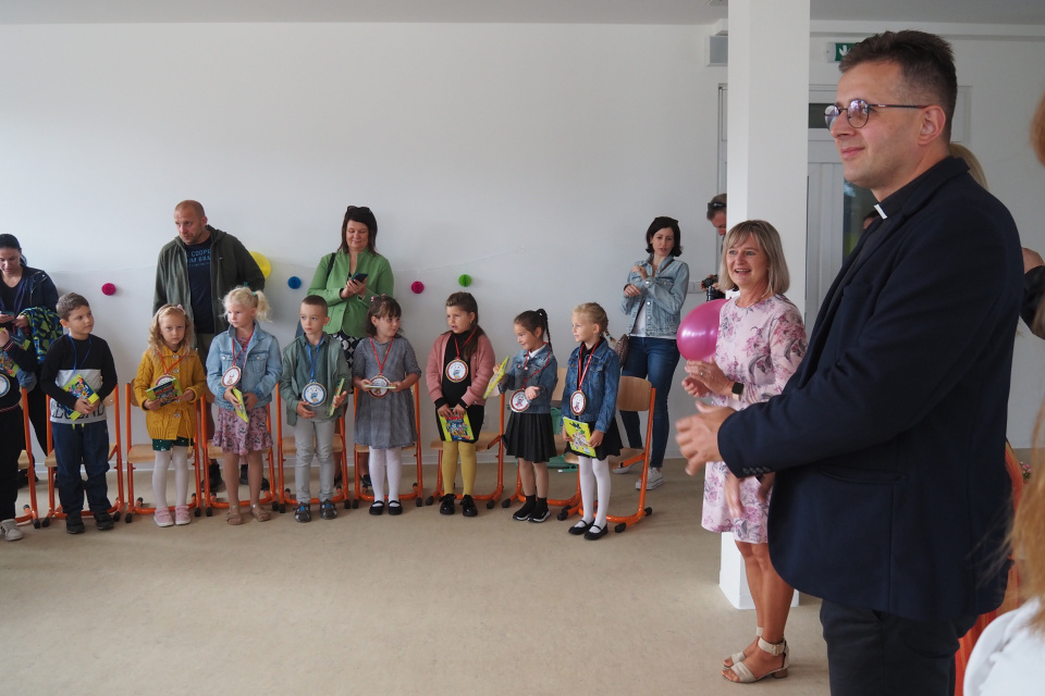 V Bielom Kostole v okrese Trnava dnes otvorili novú základnú školu. | Foto: PM