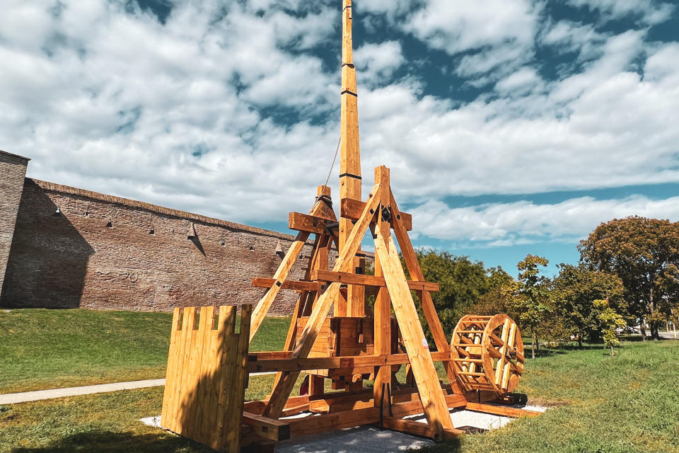 Stredoveký katapult - trebuchet na Hlbokej ulici. | Foto: red.