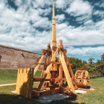 Stredoveký katapult - trebuchet na Hlbokej ulici. | Foto: red.
